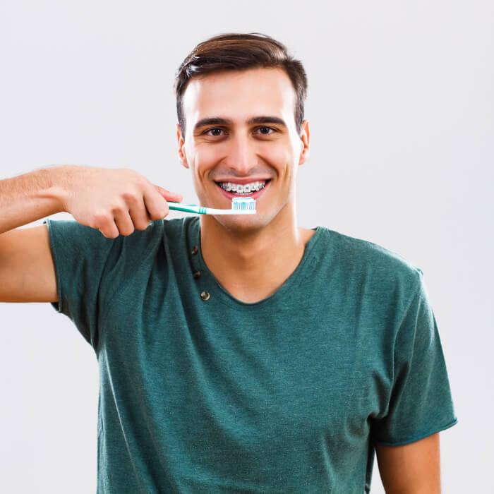3 pavojingiausios dantų priežiūros klaidos nešiojant breketus